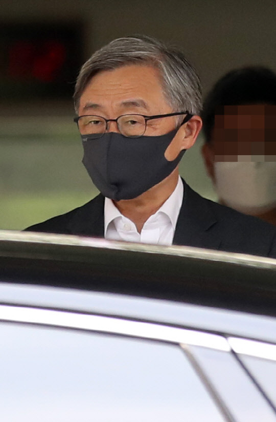 최재형 감사원장이 지난 22일 서울 종로구 삼청동 감사원에서 퇴근하는 모습. 연합뉴스.